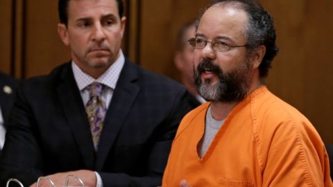 Ariel Castro habla ante el juez durante la jornada de sentencia en Cleveland.