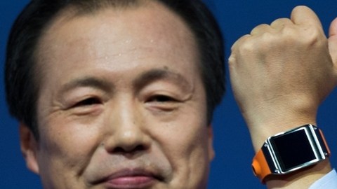 JK Shin, jefe de Samsung Mobile Communications, muestra el reloj inteligente hoy en Berlín, Alemania.