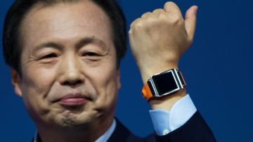 JK Shin, jefe de Samsung Mobile Communications, muestra el reloj inteligente hoy en Berlín, Alemania.