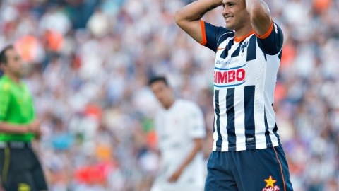 El delantero chileno Humberto "Chupete" Suazo estará inactivo hasta tres semanas por lesión