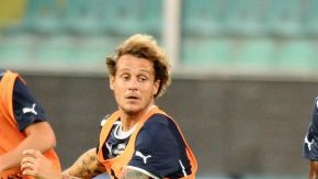 El internacional italiano Angelo Ogbonna (c) participa en un entrenamiento de su selección en el estadio "Renzo Barbera" en Palermo, Italia