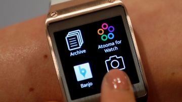 Samsung presentó en la feria de tecnología de Berlín su reloj Galaxy Gear, adelantándose a su rival Apple.