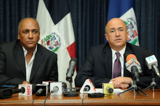El procurador general, Francisco Domínguez Brito (der.), junto al procurador adjunto Bolívar Sánchez al anunciar el inicio de la investigación.