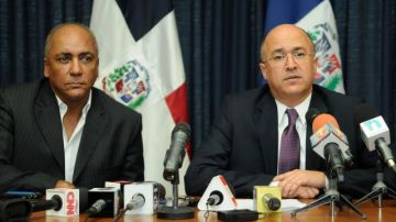 El procurador general, Francisco Domínguez Brito (der.), junto al procurador adjunto Bolívar Sánchez al anunciar el inicio de la investigación.