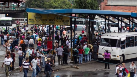 Habitantes de la ciudad de Caracas se reúnen en una terminal de autobuses después de un fallo en una línea de transmisión del sistema eléctrico en Caracas, Venezuela, que dejó sin luz a la ciudad por cuatro horas.