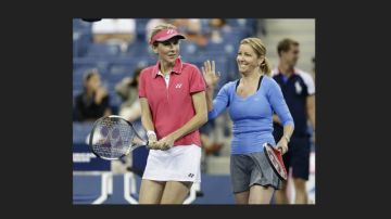 Las leyendas del tenis, la serbia Mónica Seles (izquierda) y la estadounidense Chris Evert, en un partido de dobles contra los actores estadounidenses Rainn Wilson y Jason Biggs.