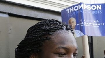 Bill Thompson viajó en el ferry de Staten Island y varios residentes del lugar acudieron a saludarlo.