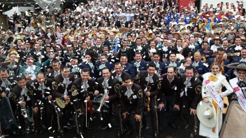 De fiesta los mariachis de distintas nacionalidades tras romper el récord Guinness.