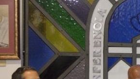 El secretario ejecutivo de la Conferencia del Episcopado Dominicano, sacerdote Manuel Ruiz (centro), acompañado por los secretarios generales del CED, Joaquín Domínguez (der.) y Carmelo Santana (izq.)