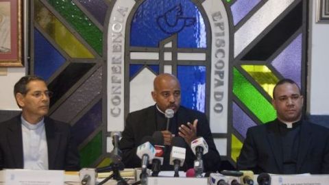 El secretario ejecutivo de la Conferencia del Episcopado Dominicano, sacerdote Manuel Ruiz (centro), acompañado por los secretarios generales del CED, Joaquín Domínguez (der.) y Carmelo Santana (izq.)