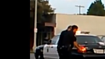 Imagen captada del video en el momento que Porfirio Santos López recibe uno de varios golpes de la policía de Long Beach.