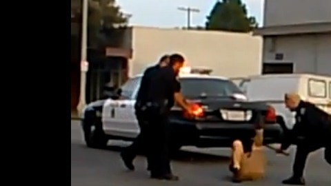 Imagen captada del video en el momento que Porfirio Santos López recibe uno de varios golpes de la policía de Long Beach.