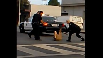 Imagen captada del video en el momento que Porfirio Santos López recibe uno de varios golpes de la policía de Long Beach.