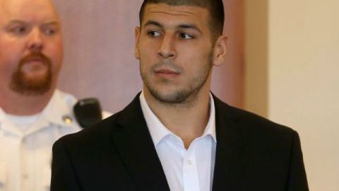 Aarón Hernández oye la lectura de cargos en su contra hoy en el tribunal.