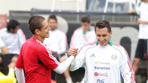 Javier "Chicharito" Hernández (izquierda) estrecha la mano de Christian Giménez durante un entrenamiento en el Centro de Alto Rendimiento (CAR) de Ciudad de México.