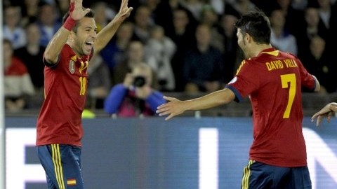 El defensa de la selección española, Jordi Alba (i) celebra con sus compañeros David Villa (c) y Pedro Rodriguez (d) su tanto ante Finlandia