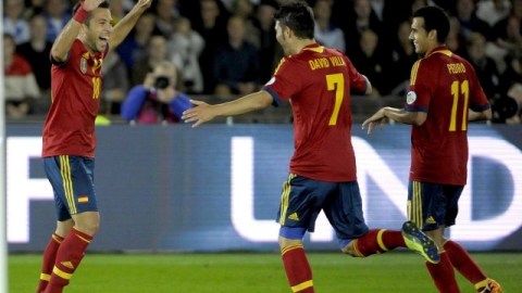 El defensa de la selección española, Jordi Alba (i) celebra con sus compañeros David Villa (c) y Pedro Rodriguez (d) su tanto ante Finlandia