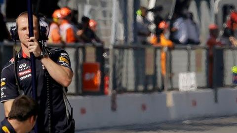 El monoplaza de Vettel saliendo de pits.