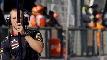 El monoplaza de Vettel saliendo de pits.