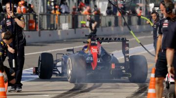 El monoplaza de Vettel saliendo de pits.