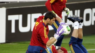 Los tres porteros de España, Íker Casillas, Pepe Reina y Víctor Valdés, luchan por el puesto de titular hoy frente a  Finlandia en Helsinki.