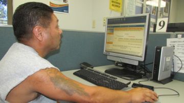 Carlos García acude a las oficinas del Empleo, en Washington,  a buscar trabajo.