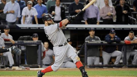 La batería de los Red Sox le pegó a Rivera.