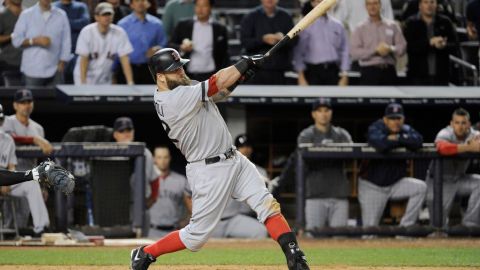 La batería de los Red Sox le pegó a Rivera.