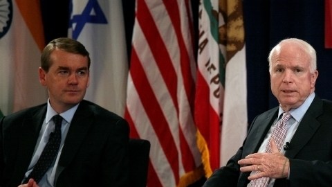 El republicano John McCain encabeza la lista tras recibir $176,300.