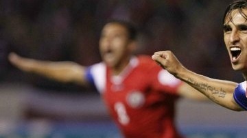 El jugador de Costa Rica Bryan Ruiz celebra la primera anotación ante Estados Unidos