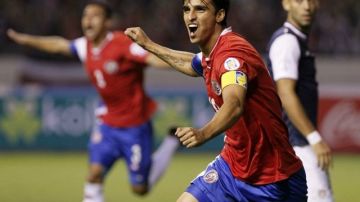 El jugador de Costa Rica Bryan Ruiz celebra la primera anotación ante Estados Unidos