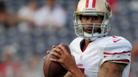 Colin Kaepernick, quarterback de los 49ers durante un juego contra los Chargers de San Diego. En la primera jornada, San Francisco enfrenta a los Packers.