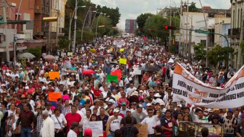 Miles de maestros marcharon el sábado por las calles de Jalisco, en contra de la Reforma Educativa.