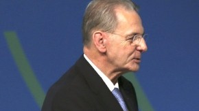 Jacques Rogge, presidente del Comité Olímpico Internacional, saluda  al primer ministro japonés, Shinzo Abe.