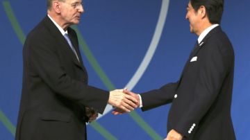 Jacques Rogge, presidente del Comité Olímpico Internacional, saluda  al primer ministro japonés, Shinzo Abe.