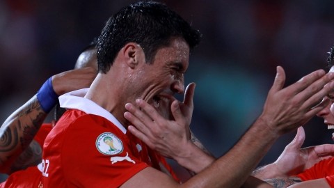Marco González (izq) celebra su gol con su compañero Eduardo Vargas.