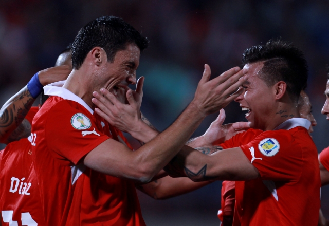 Marco González (izq) celebra su gol con su compañero Eduardo Vargas.