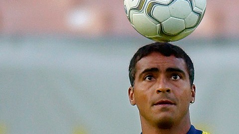 Romario controlando el balón en una foto de archivo de 2001.