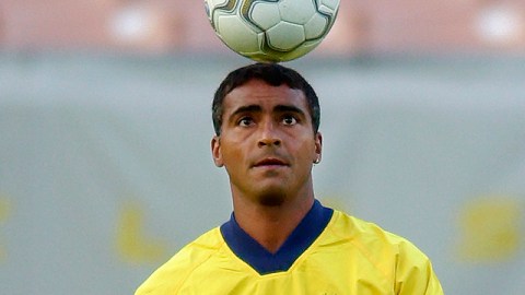 Romario controlando el balón en una foto de archivo de 2001.