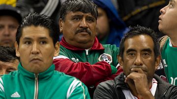 Afición mexicana con rostros incrédulos ante el fracaso de su equipo ante Honduras en su propio terreno.