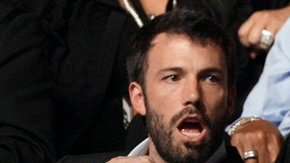Affleck ensaya la voz con su esposa Jennifer Garner (derecha).
