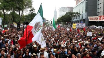 Miles de simpatizantes del Movimiento de Regeneración Nacional (MORENA) participan  en un multitudinario encuentro "en defensa de la economía popular y el petróleo" en una céntrica avenida de Ciudad de México.
