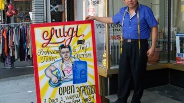 Luigi Morales ejerce su oficio de sastre en Bushwick, Brooklyn.