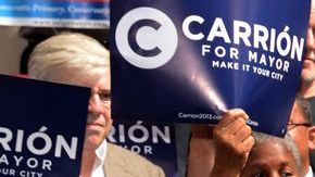 Carrión (izquierda) y Salgado (derecha), ambos de origen puertorriqueño, dieron hoy una rueda de prensa frente a la Alcaldía.