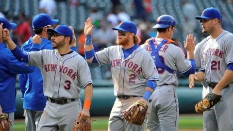 Los Mets celebran una victoria apretada de 2-1 sobre los Indios en Cleveland.