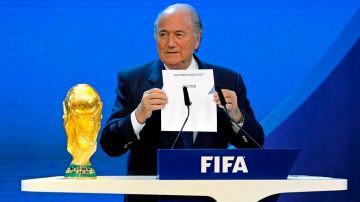 Blatter se enfrenta a una decisión polémica.