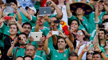 Fans de la selección mexicana que tiene hoy un partido decisivo frente a Estados Unidos en las eliminatorias mundialistas. El Tri está en la cuerda floja si no gana.
