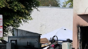 Una explosión, seguida de un incendio en un local en Compton, dejó a dos miembros de una familia muertos.