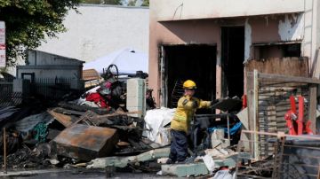 Una explosión, seguida de un incendio en un local en Compton, dejó a dos miembros de una familia muertos.