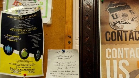 Varios afiches fueron colocados en este Centro Cultural Islámico de Newark, Nueva Jersey, en febrero del 2012, luego de descubrirse el espionaje policial.